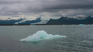 冰地约库萨隆冰川环礁湖的浮冰山21秒视频