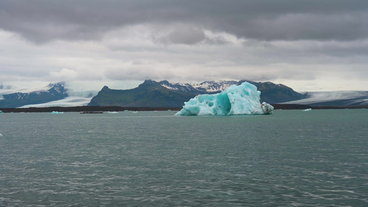 冰地约库萨隆冰川环礁湖的浮冰山视频