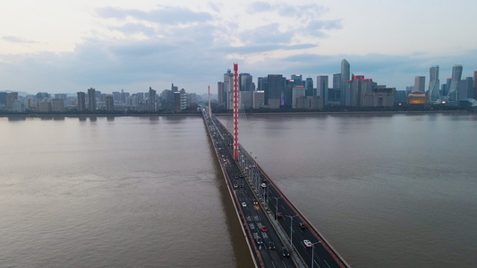 4K航拍刷锅车流大气杭州钱江三桥视频
