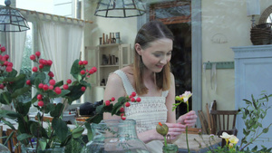 女人把花放进花瓶17秒视频
