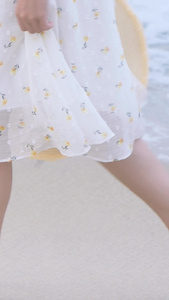 少女在沙滩漫步脚部特写日系少女视频