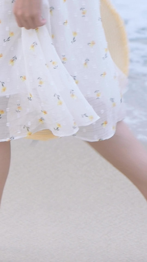 少女在沙滩漫步脚部特写日系少女14秒视频