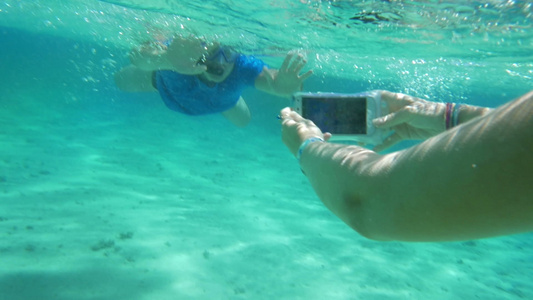 在水下使用智能手机以获得一个好镜头视频