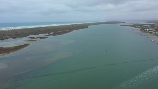 区域奥斯特利亚河口暗鸦海口的空中飞行片段视频