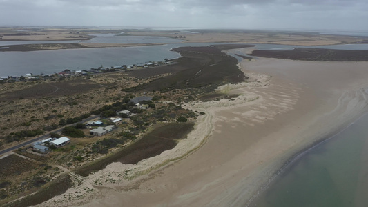 区域奥斯特利亚地区河口暗鸦海滨白沙滩的空中拍摄片段视频