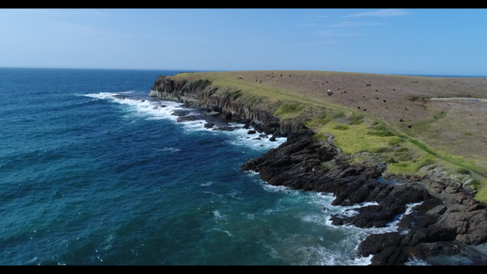 在澳洲地区Kiama附近海岸坠落的海浪空中画面视频