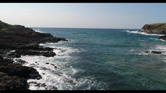 在澳洲地区Kiama附近海岸坠落的海浪空中画面视频