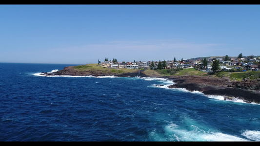 在澳洲地区Kiama附近海岸坠落的海浪空中画面视频