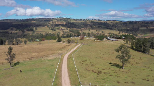 Australia地区一条带白色栅栏的泥土道路的空中视频