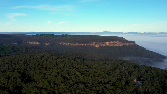 在澳洲蓝色山峰的巨长谷发生无人机喷雾视频