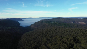 在澳洲蓝色山峰的巨长谷发生无人机喷雾38秒视频