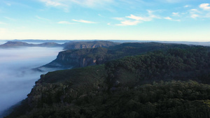 在澳洲蓝色山峰的巨长谷发生无人机喷雾27秒视频