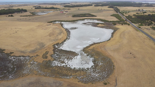 Australia地区灌溉大坝受干旱影响的空中画面视频