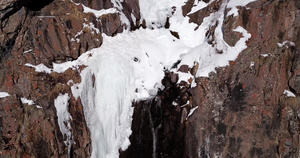 雪山的冰冻瀑布17秒视频