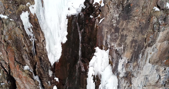 雪山的冰冻瀑布视频