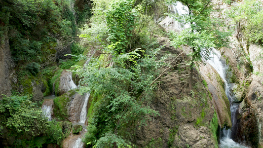 瀑布中方大岩石的景色风景视频