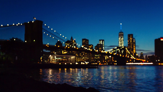 布鲁克林大桥和曼哈顿在晚上视频