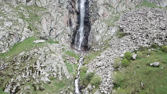 从无人驾驶飞机上看到的岩石之间高处的瀑布视频