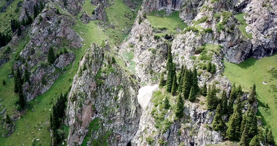 黑瀑布在峡谷里有冰洞视频