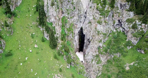 黑瀑布在峡谷里有冰洞视频
