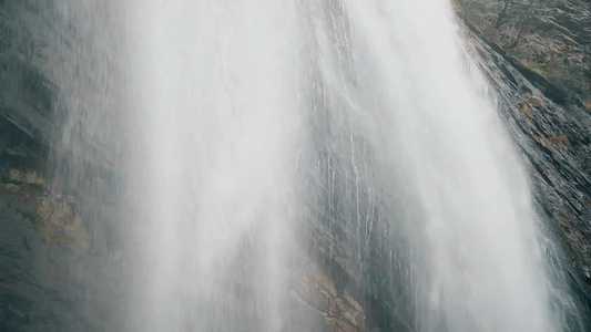 瀑布大寒冷的水面景观落下hd视频