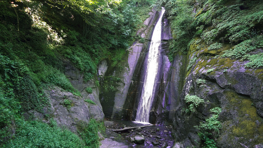 深森林中巨大快速瀑布的美丽风景视频