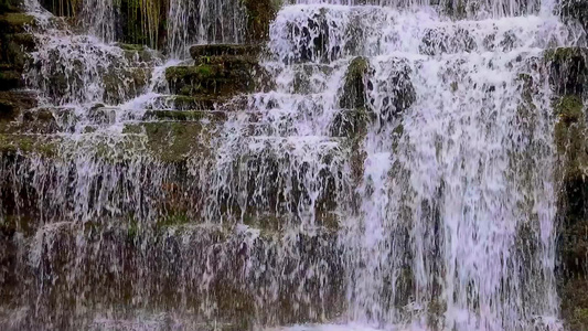 在西班牙美丽的瀑布从加泰罗尼亚的村庄暴风雨用慢动作视频