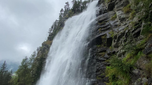 蒂罗尔州最高的瀑布15秒视频
