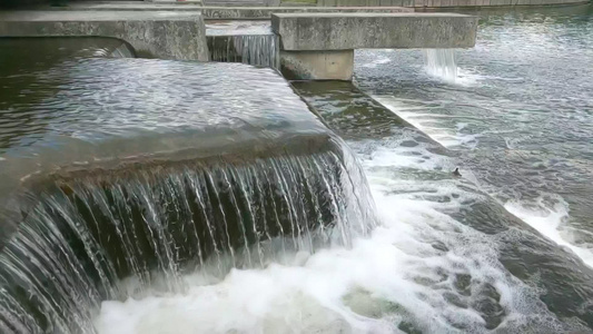 水流缓慢地流动就像公园的瀑布一样视频