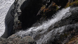 山水瀑布喷洒在岩石上10秒视频