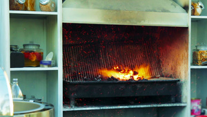烧烤炉里的火和火花的电影30秒视频