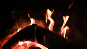在壁炉中烧灼的木头8秒视频