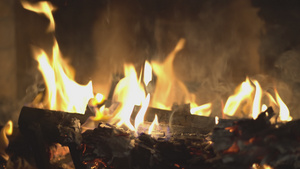 火在壁炉中燃烧17秒视频