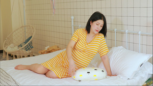 孕妇使用护腰枕头垫住怀孕的肚子侧睡21秒视频