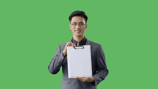 4k绿幕合成抠像商务男性展示文件动作视频