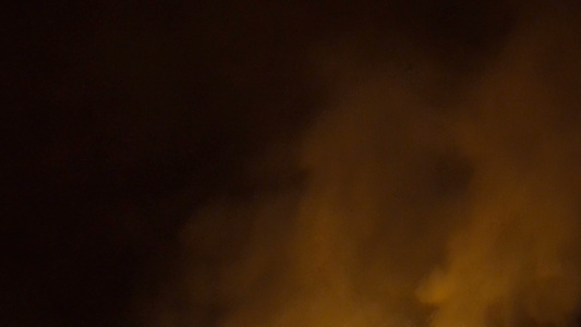深烟火焰和乌云覆盖的全地区夜间野火整个夜晚视频