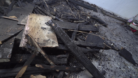 被烧毁的烧焦木工所毁坏的房屋废墟视频
