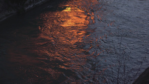 河流上火焰的反射10秒视频