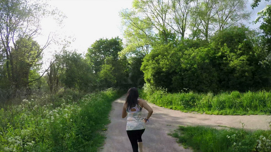 在公园跑步的女人视频