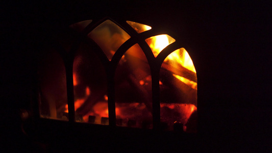 焚烧私人房屋壁炉的火燃烧以在冬季供暖房间和温暖气氛视频