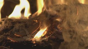燃烧木制干箱慢动23秒视频