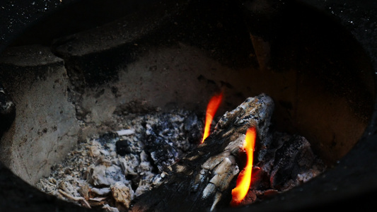 在做饭前在村民的炉灶中烧柴视频