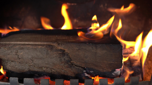 在壁炉焚烧大片橡木寒冷的寒冷家庭壁炉着火视频