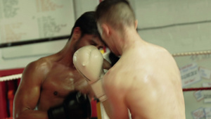 拳击手在擂台上战斗7秒视频