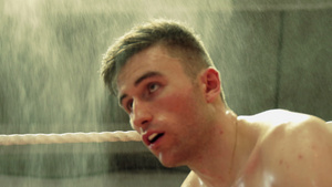 男子向拳击手喷水13秒视频