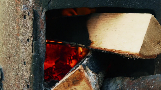 旧炉子在街上烧柴的火炉里视频