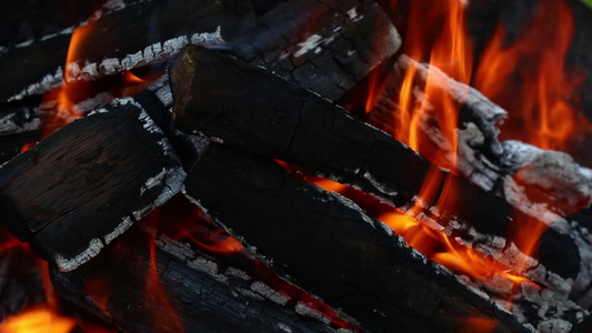 烧火炉壁炉中燃烧的柴火火焰视频