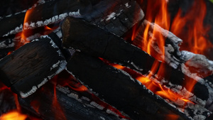 烧火炉壁炉中燃烧的柴火火焰15秒视频