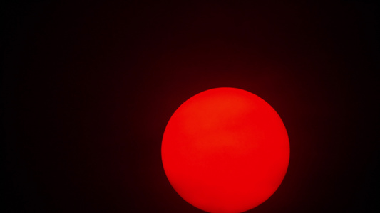 厚烟雾中的红色太阳球视频
