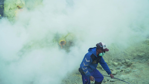 火山口硫矿开采的火山坑12秒视频